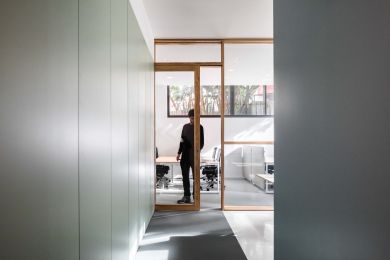 imagem de escritório com pessoa